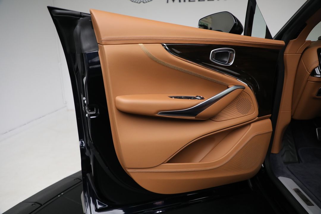 2025 Aston Martin DBX