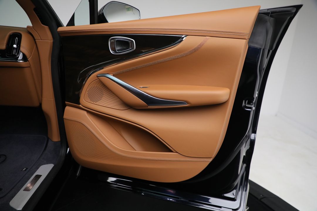 2025 Aston Martin DBX