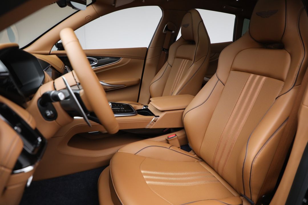 2025 Aston Martin DBX