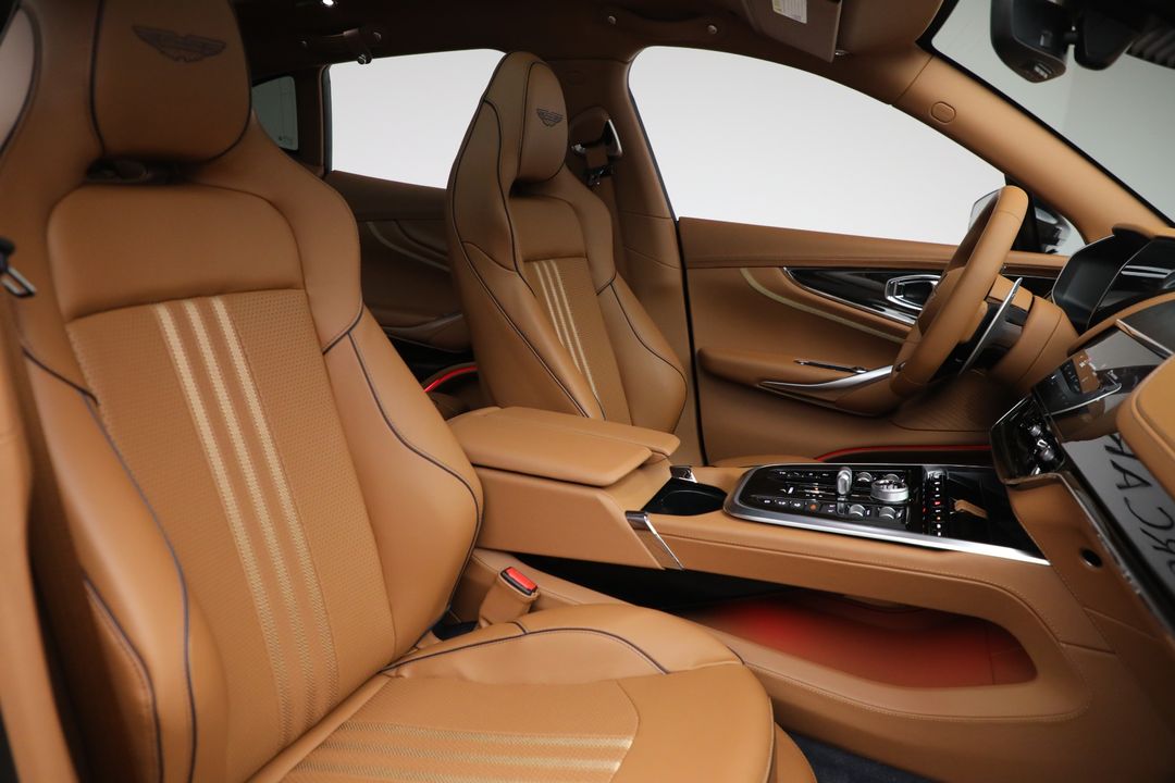 2025 Aston Martin DBX