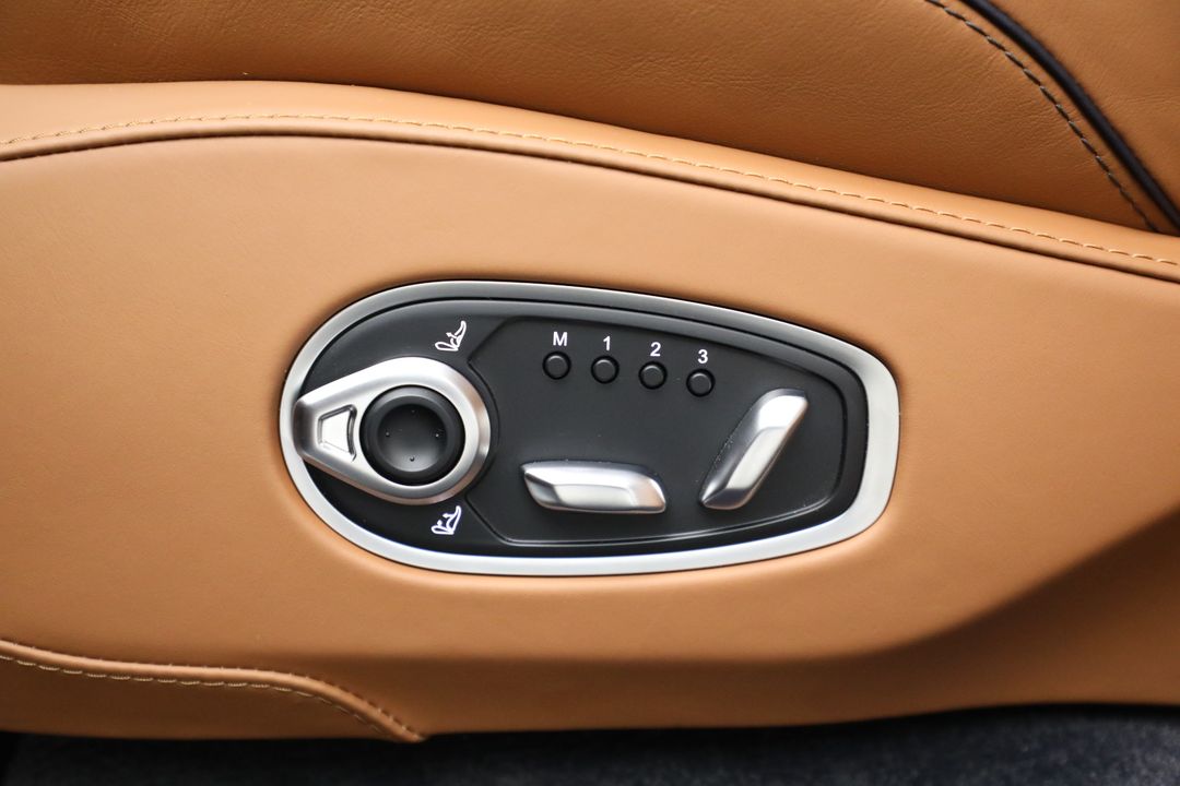 2025 Aston Martin DBX