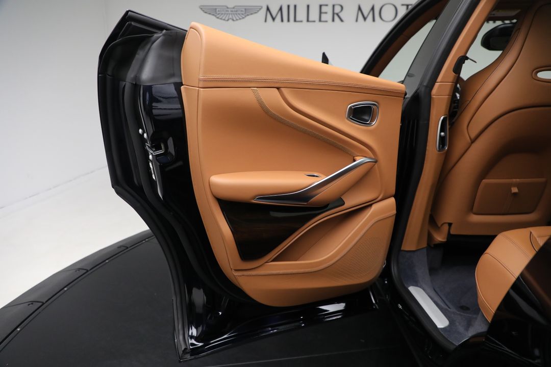 2025 Aston Martin DBX