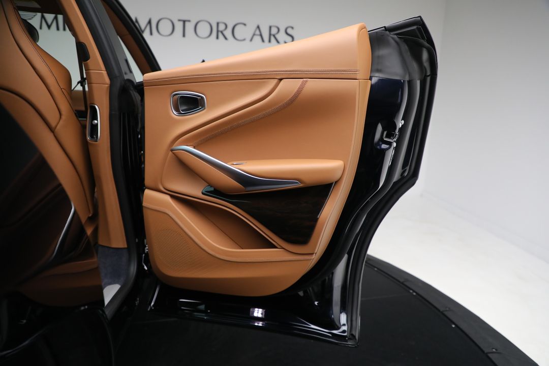 2025 Aston Martin DBX