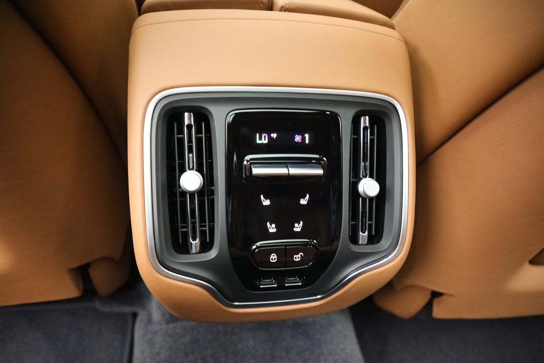 2025 Aston Martin DBX