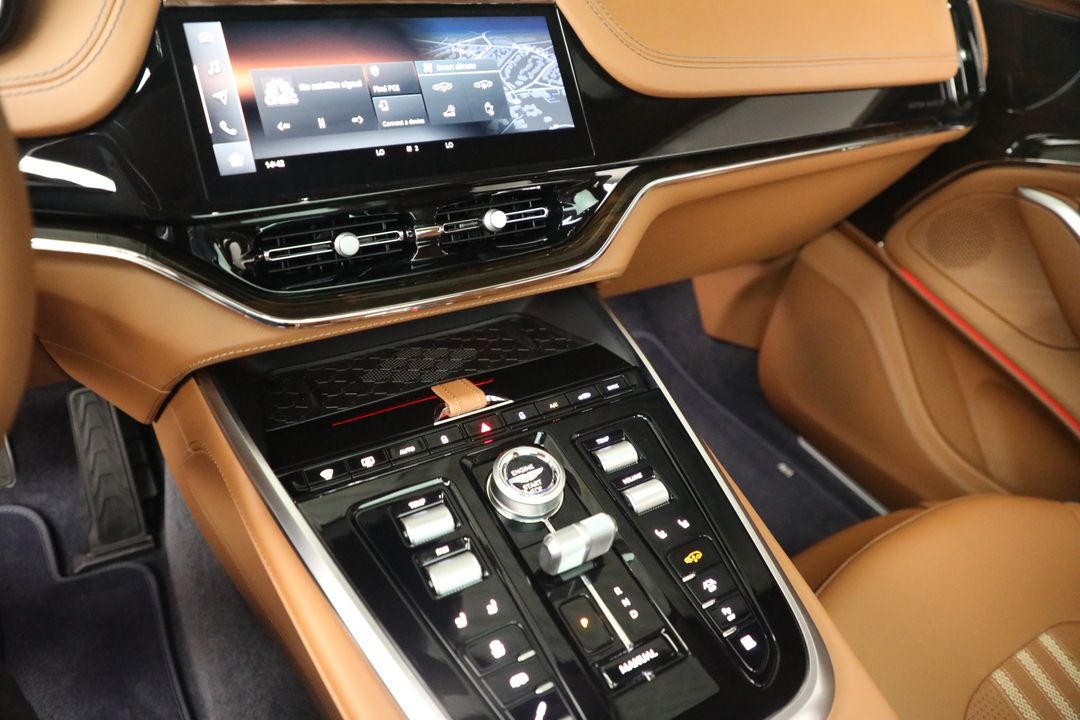 2025 Aston Martin DBX