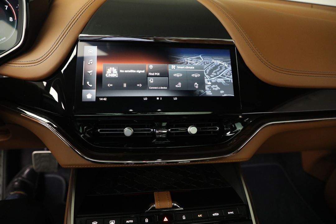 2025 Aston Martin DBX