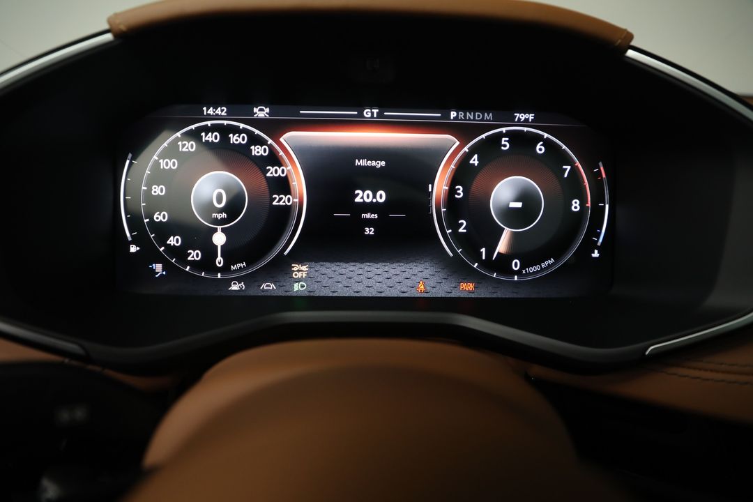 2025 Aston Martin DBX