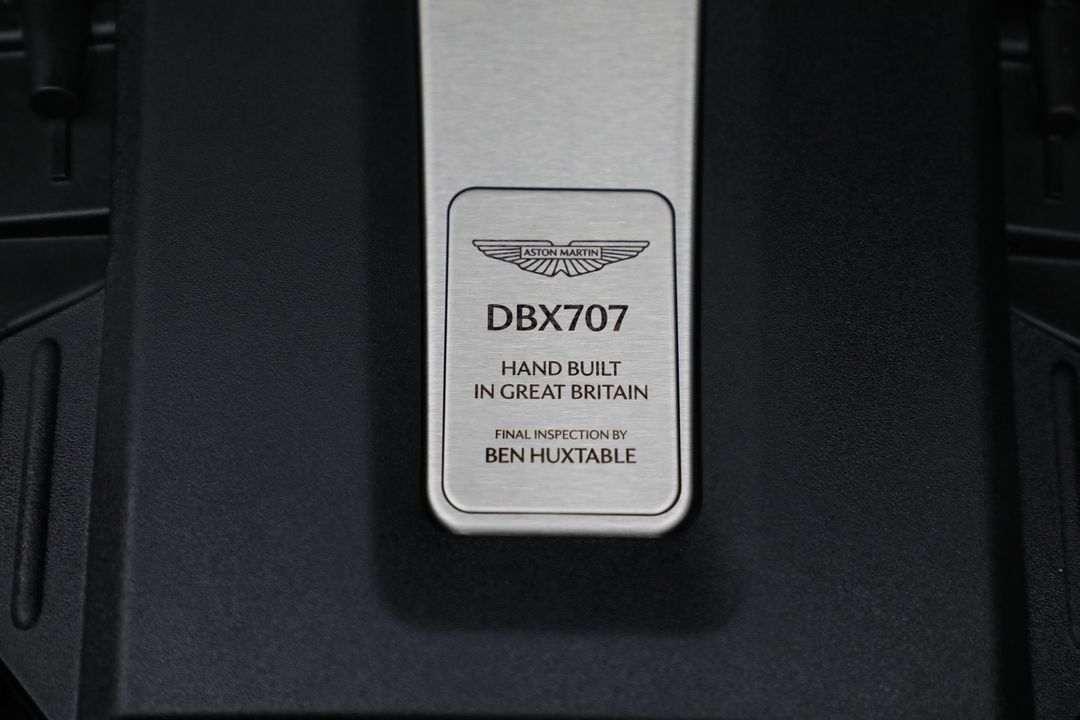 2025 Aston Martin DBX