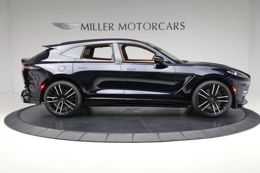 2025 Aston Martin DBX
