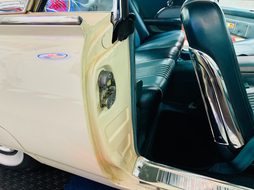 1963 Ford Thunderbird