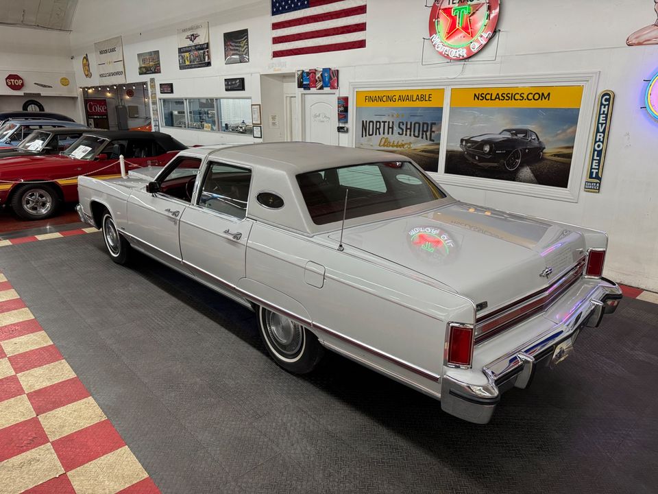 1977 LINCOLN TOWN CAR
