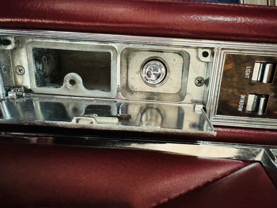 1977 LINCOLN TOWN CAR