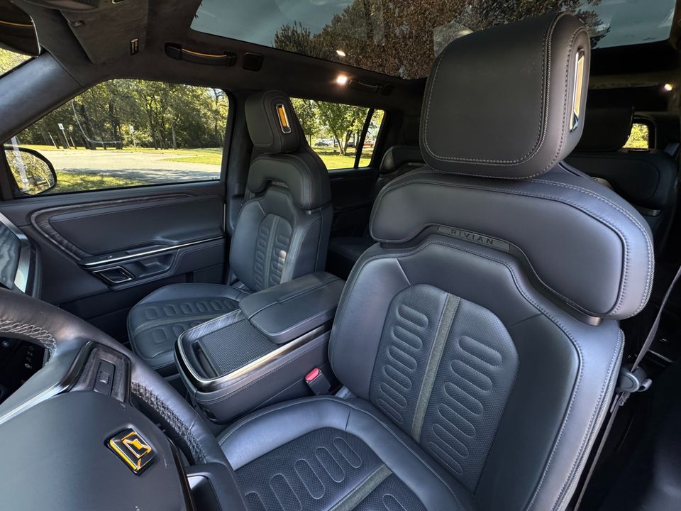 2022 Rivian R1S
