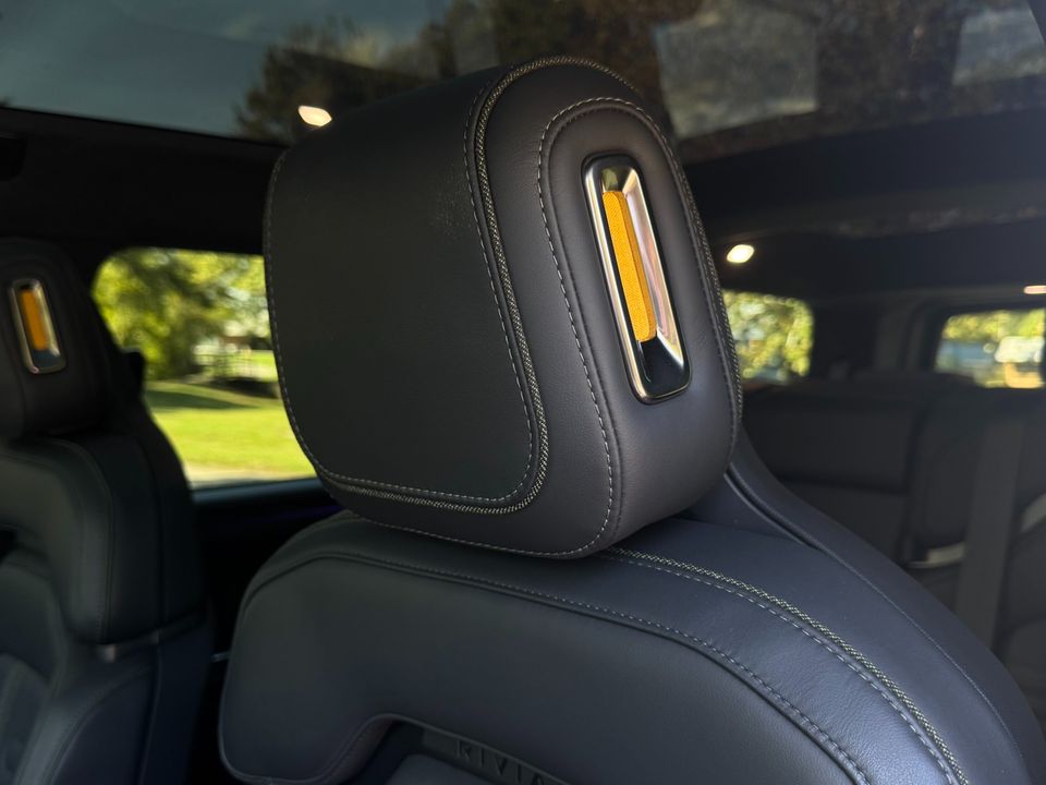 2022 Rivian R1S