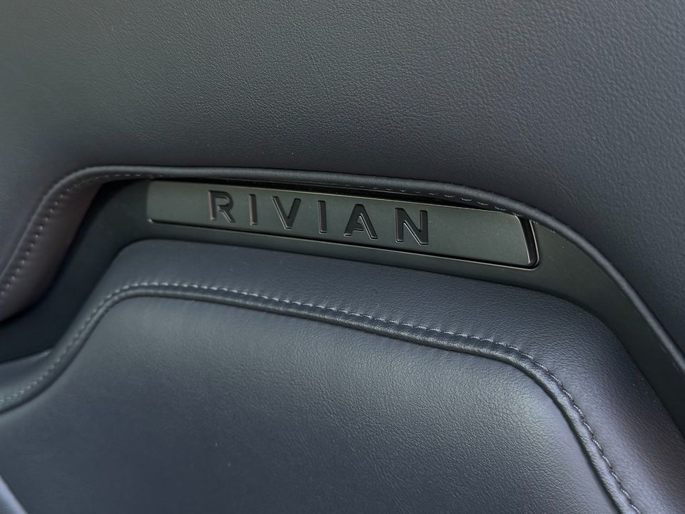 2022 Rivian R1S
