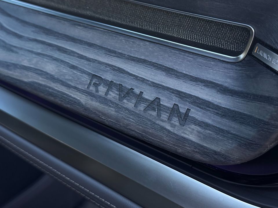 2022 Rivian R1S