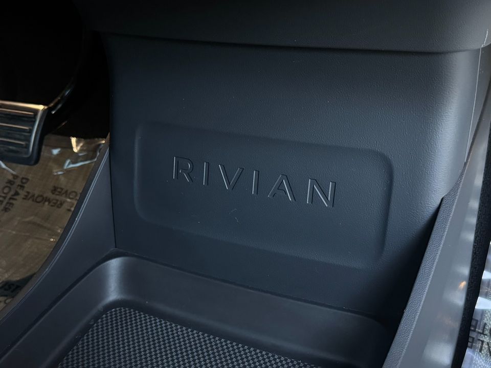 2022 Rivian R1S