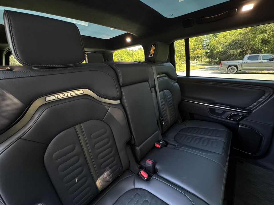 2022 Rivian R1S