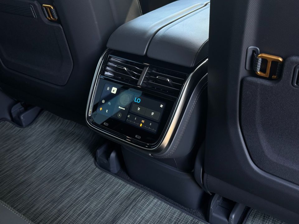 2022 Rivian R1S