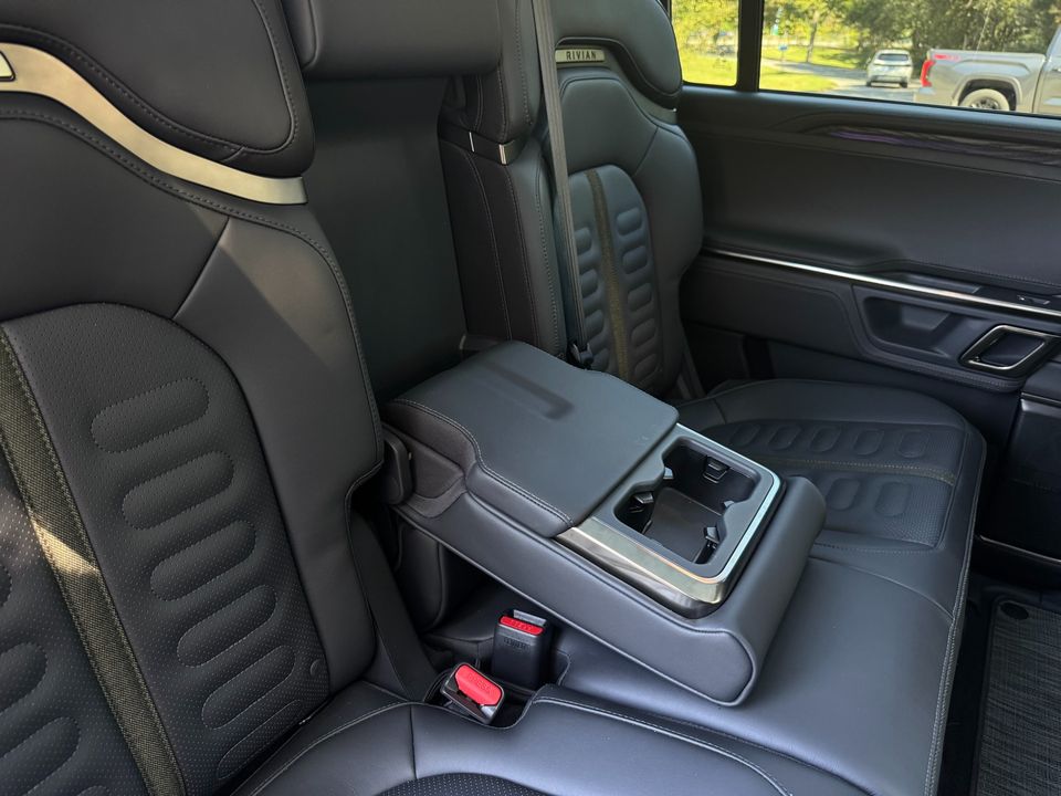 2022 Rivian R1S