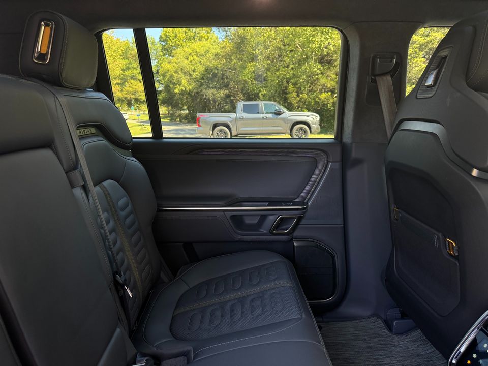 2022 Rivian R1S