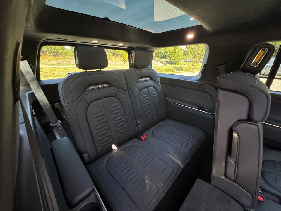 2022 Rivian R1S