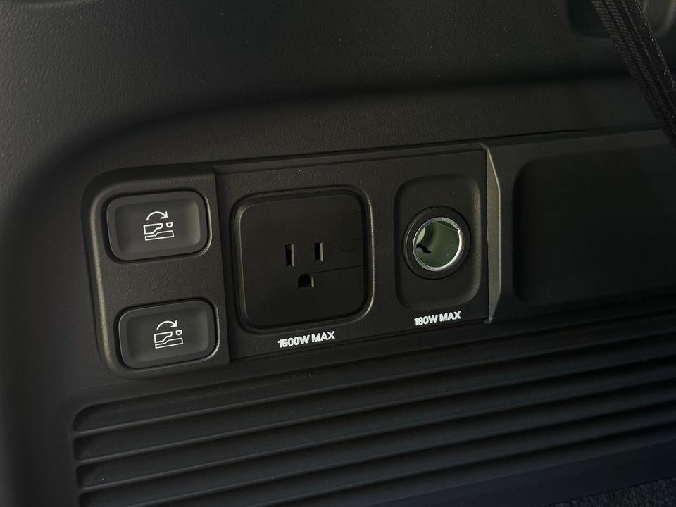 2022 Rivian R1S