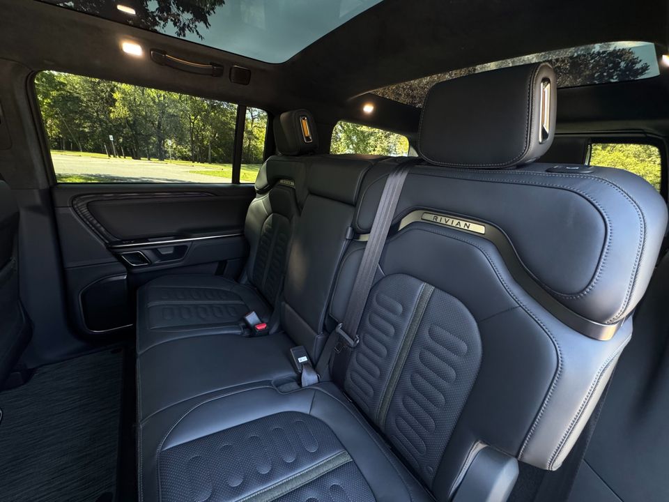 2022 Rivian R1S