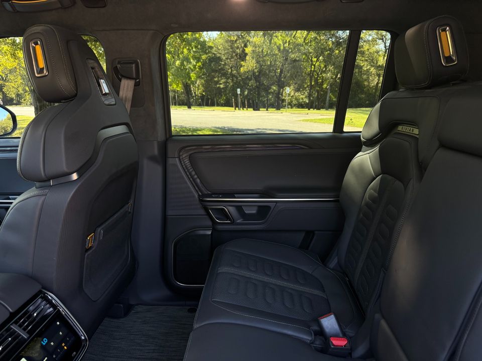 2022 Rivian R1S
