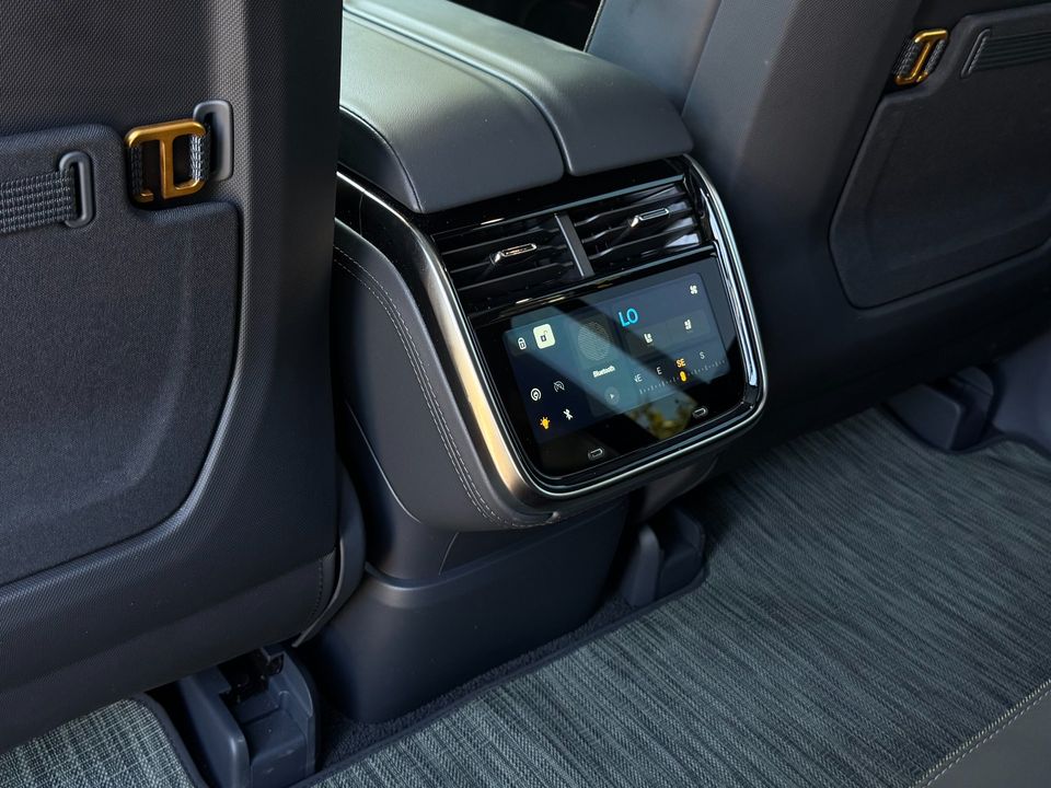 2022 Rivian R1S