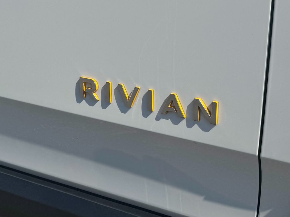 2022 Rivian R1S