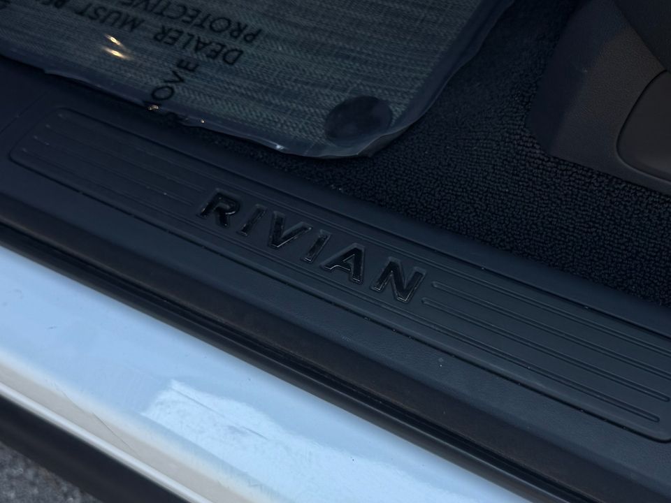 2022 Rivian R1S
