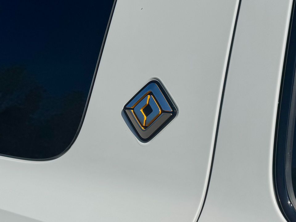 2022 Rivian R1S
