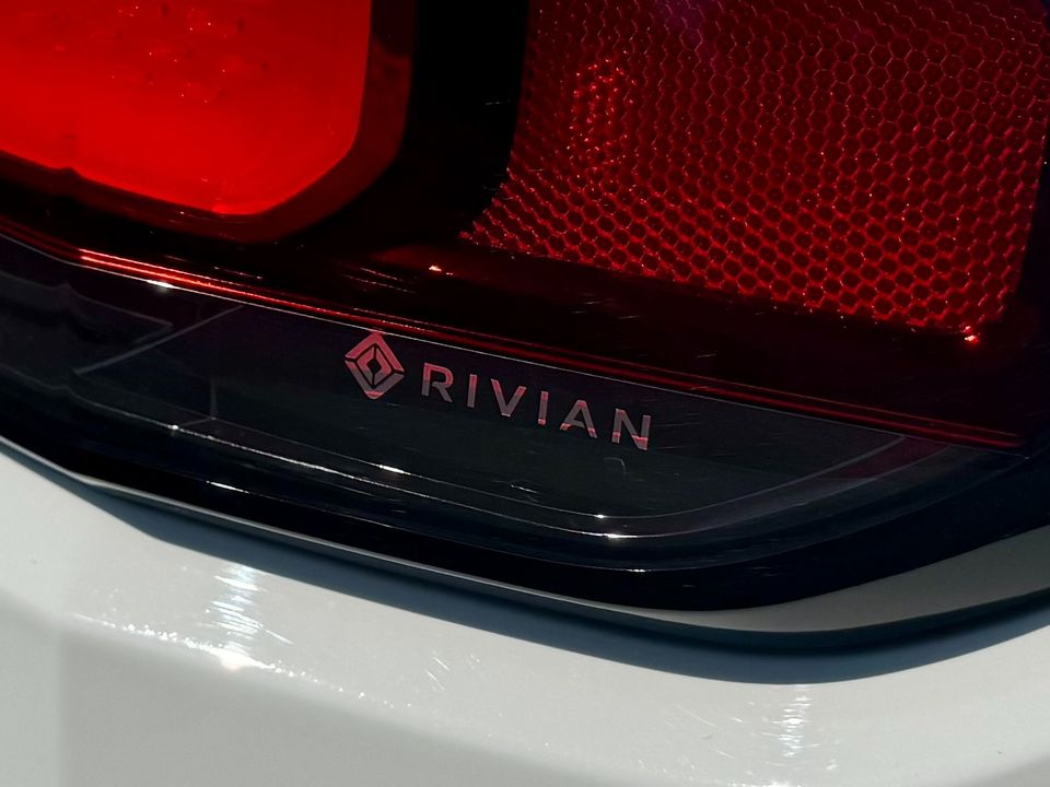 2022 Rivian R1S