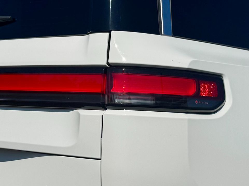 2022 Rivian R1S
