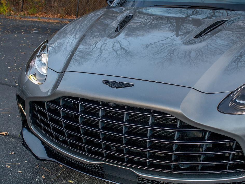 2025 Aston Martin DBX