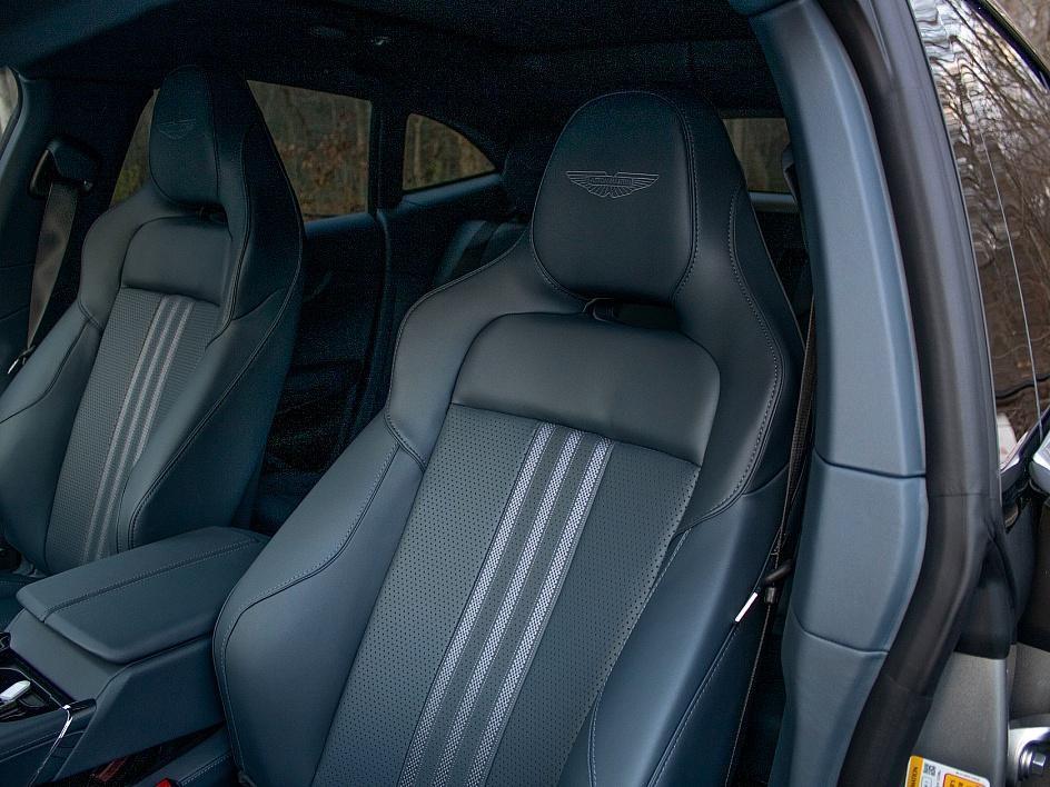 2025 Aston Martin DBX
