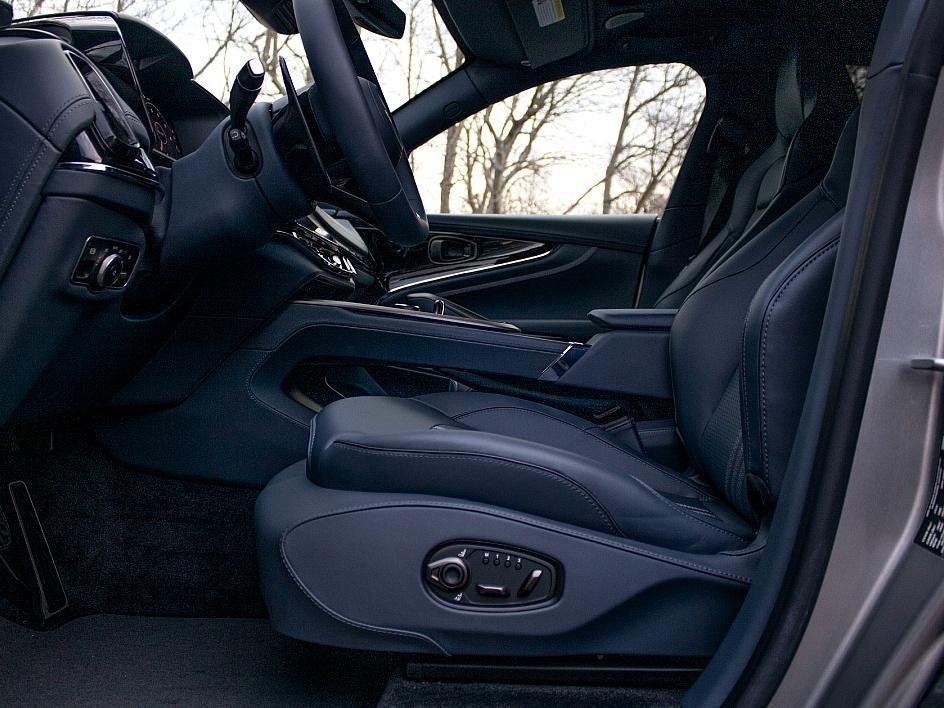 2025 Aston Martin DBX