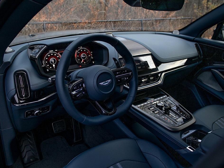 2025 Aston Martin DBX