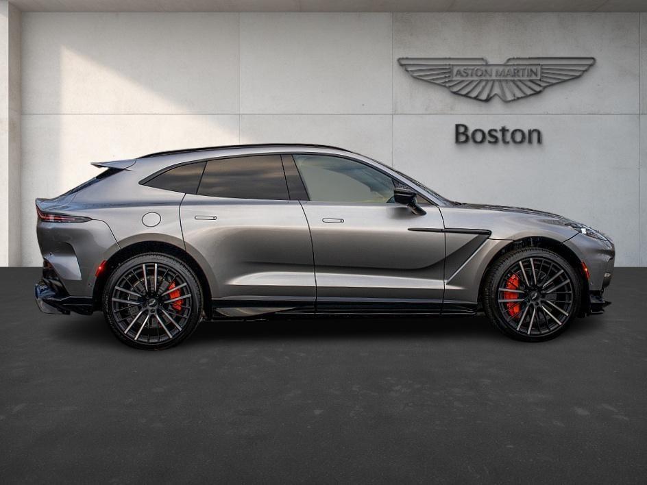 2025 Aston Martin DBX