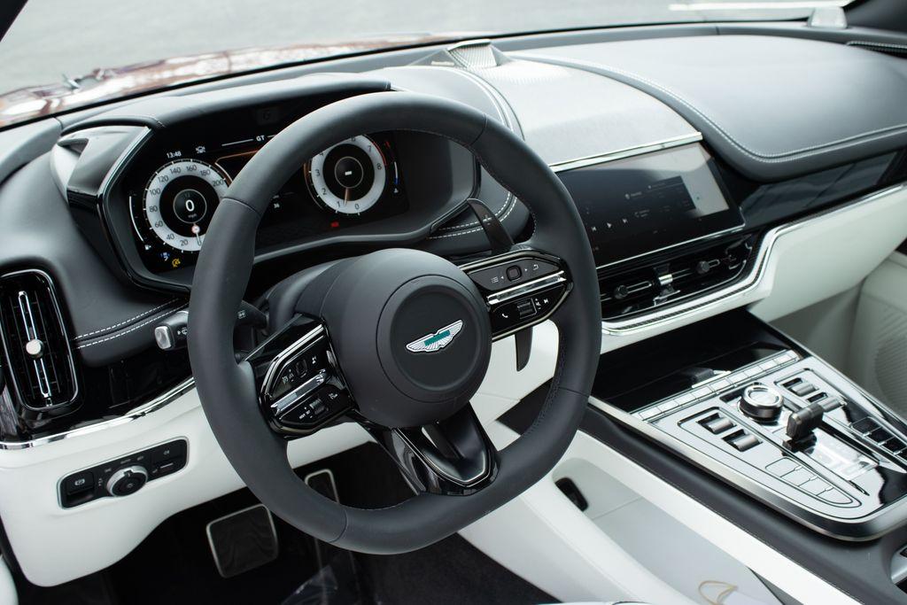 2025 Aston Martin DBX