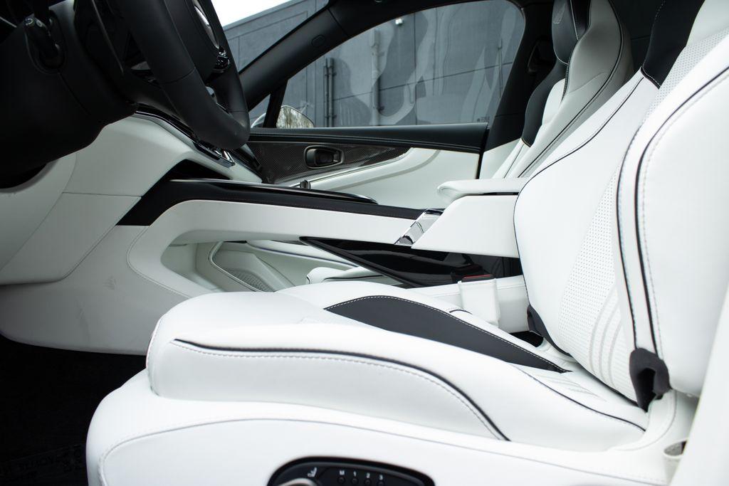 2025 Aston Martin DBX