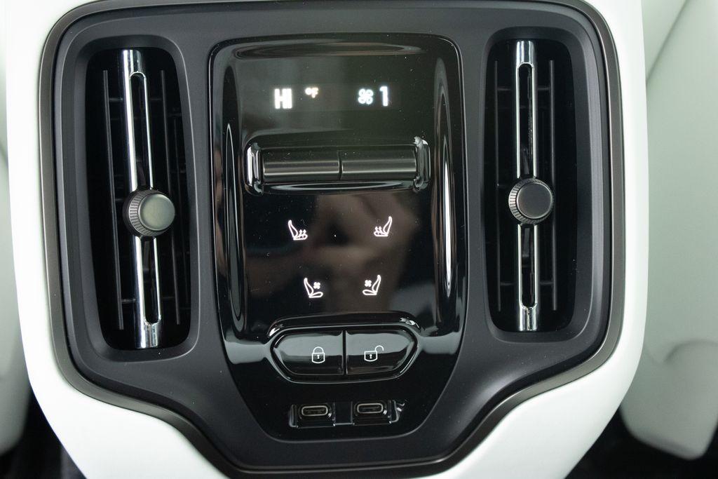 2025 Aston Martin DBX