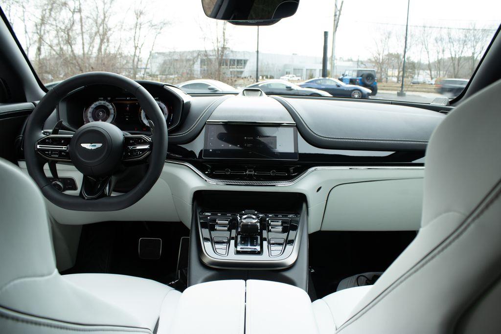 2025 Aston Martin DBX