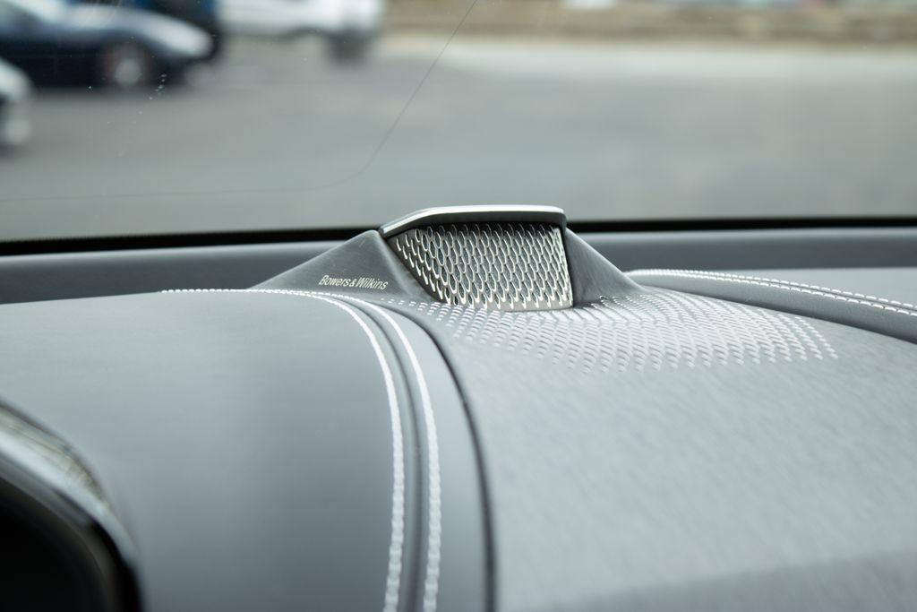 2025 Aston Martin DBX