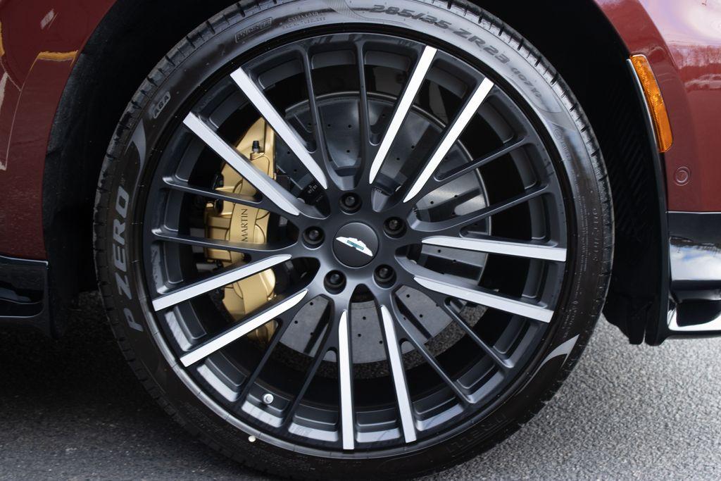 2025 Aston Martin DBX