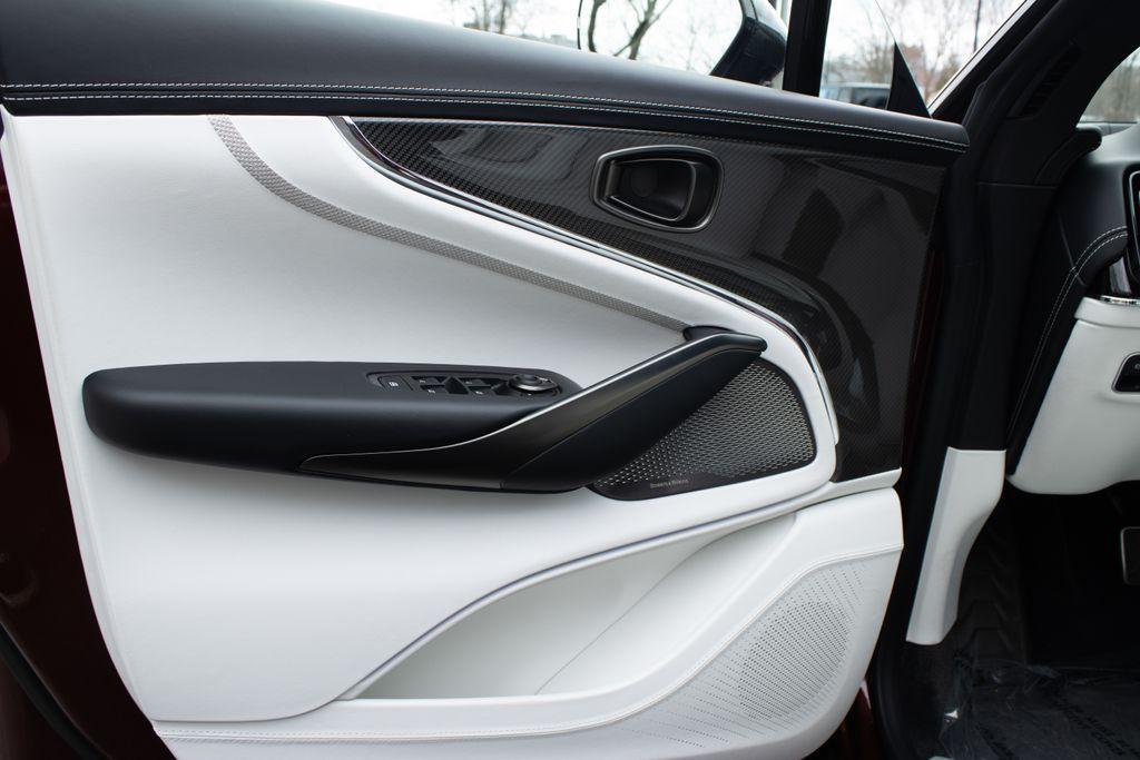 2025 Aston Martin DBX