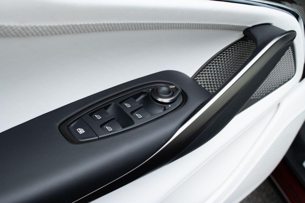 2025 Aston Martin DBX
