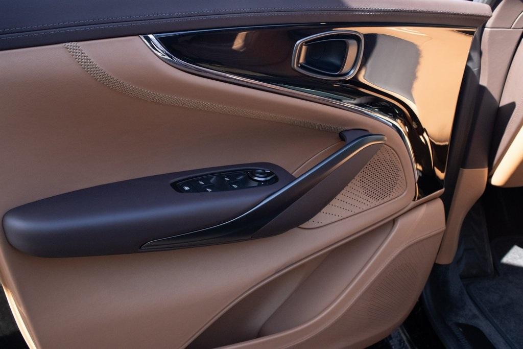 2025 Aston Martin DBX