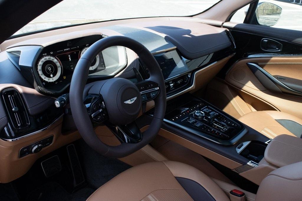 2025 Aston Martin DBX
